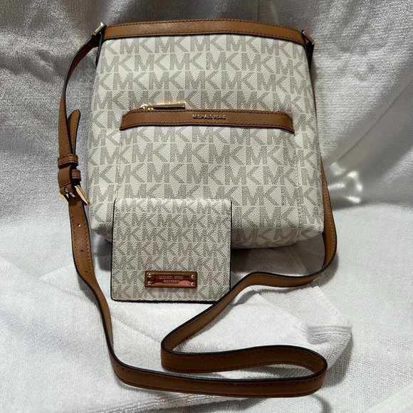 Michael Kors Morgan Medium Messenger Crossbody with Wallet. Vanilla. (429) - Picture 1 of 7
